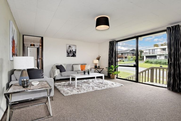 Photo of property in 1/4 Hanson Place, West Harbour, Auckland, 0618