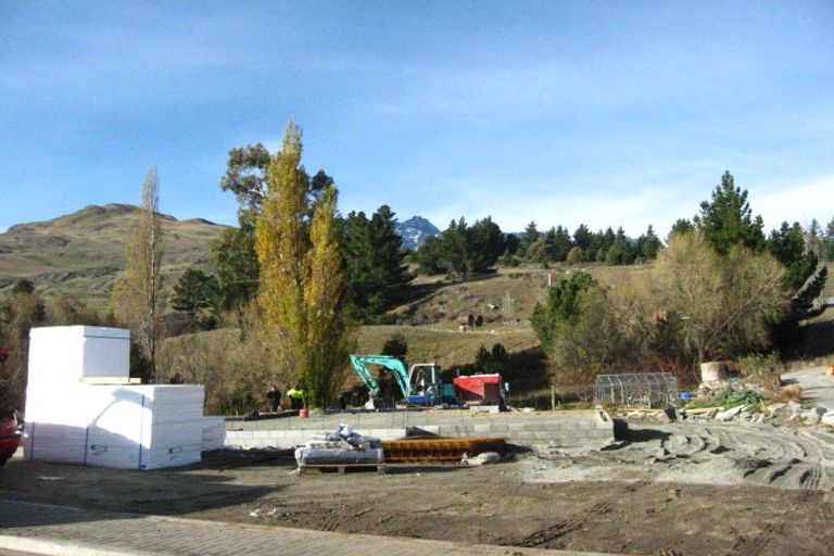 Photo of property in 16 Milward Place, Kelvin Heights, Queenstown, 9300