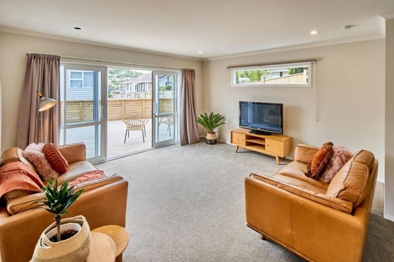 Photo of property in 7/20 Glanmire Road, Newlands, Wellington, 6037