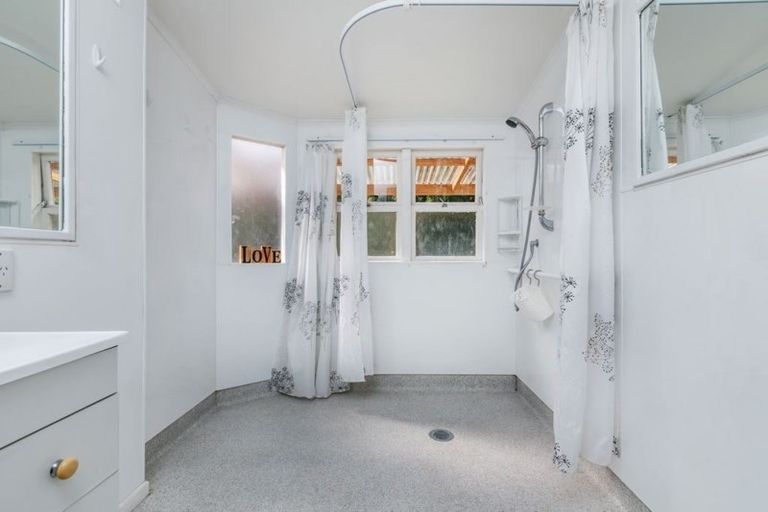 Photo of property in 49 Totaravale Drive, Totara Vale, Auckland, 0629