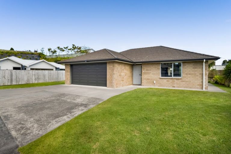 Photo of property in 17 Heta Road, Highlands Park, New Plymouth, 4312