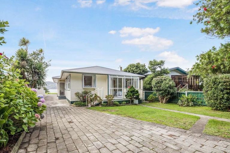 Photo of property in 121 Breaker Bay Road, Breaker Bay, Wellington, 6022