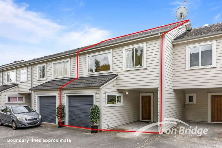 Photo of property in 5/86 Fernhill Way, Oteha, Auckland, 0632