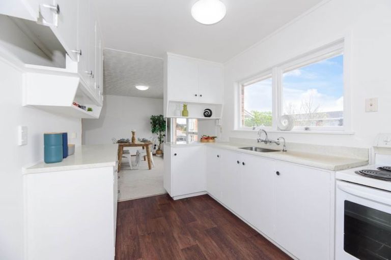 Photo of property in 2/120 Titirangi Road, New Lynn, Auckland, 0600