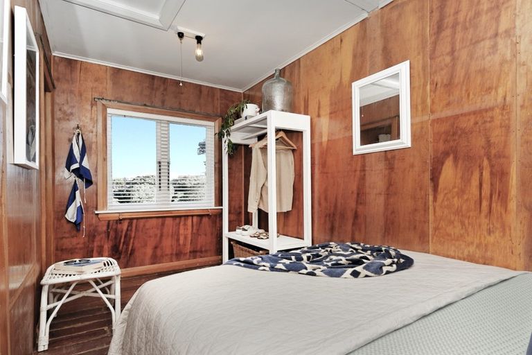 Photo of property in 43 North Piha Road, Piha, New Lynn, 0772