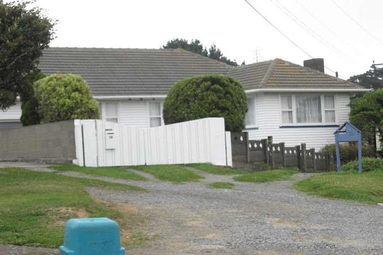 Photo of property in 19 Turville Crescent, Newlands, Wellington, 6037