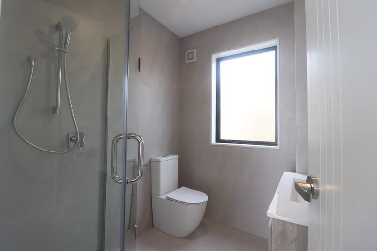 Photo of property in 18b Edgware Road, West Harbour, Auckland, 0618