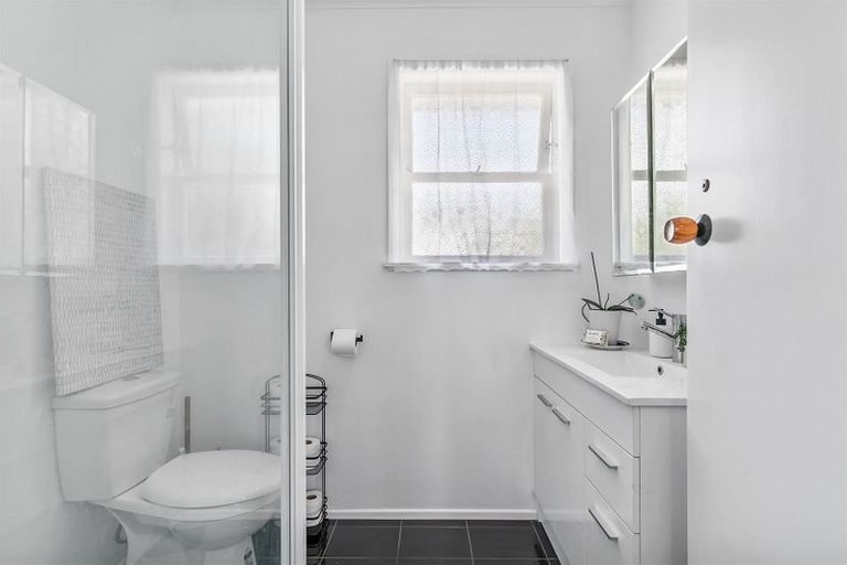 Photo of property in 15 Totaravale Drive, Totara Vale, Auckland, 0629