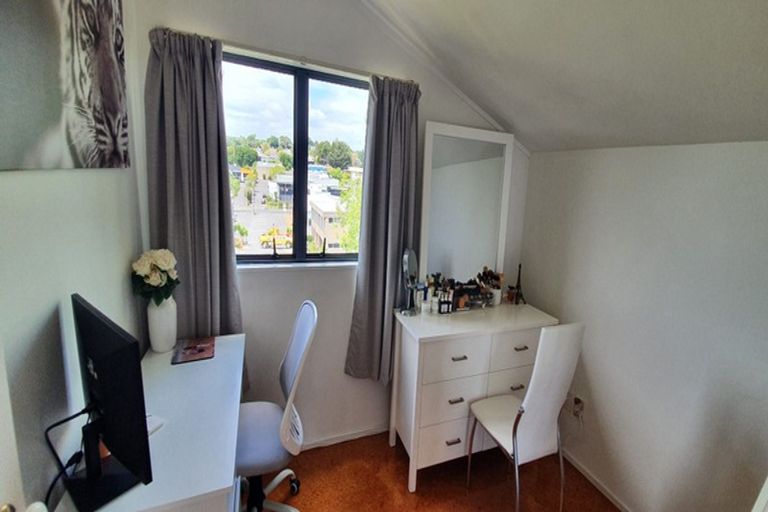 Photo of property in 2/22 Lambrown Drive, Totara Vale, Auckland, 0629