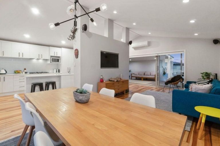 Photo of property in 27 Taioma Crescent, Te Atatu Peninsula, Auckland, 0610