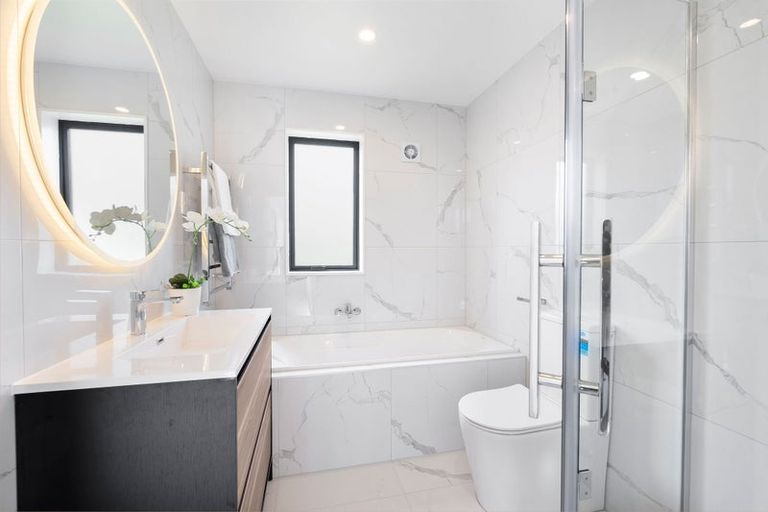 Photo of property in 16 Exmouth Road, Northcote, Auckland, 0627