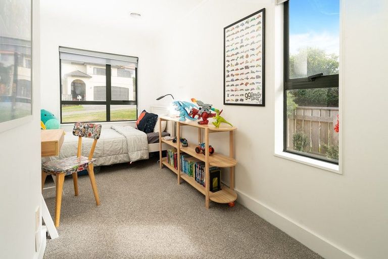 Photo of property in 39 Bowes Crescent, Strathmore Park, Wellington, 6022