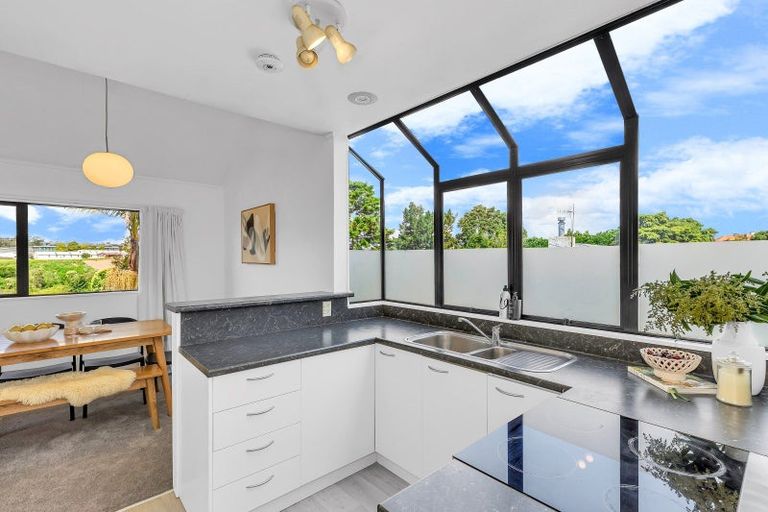 Photo of property in 2/105 Moa Road, Point Chevalier, Auckland, 1022