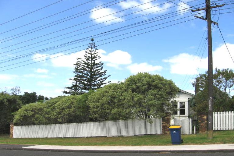 Photo of property in 15 Verbena Road, Birkdale, Auckland, 0626