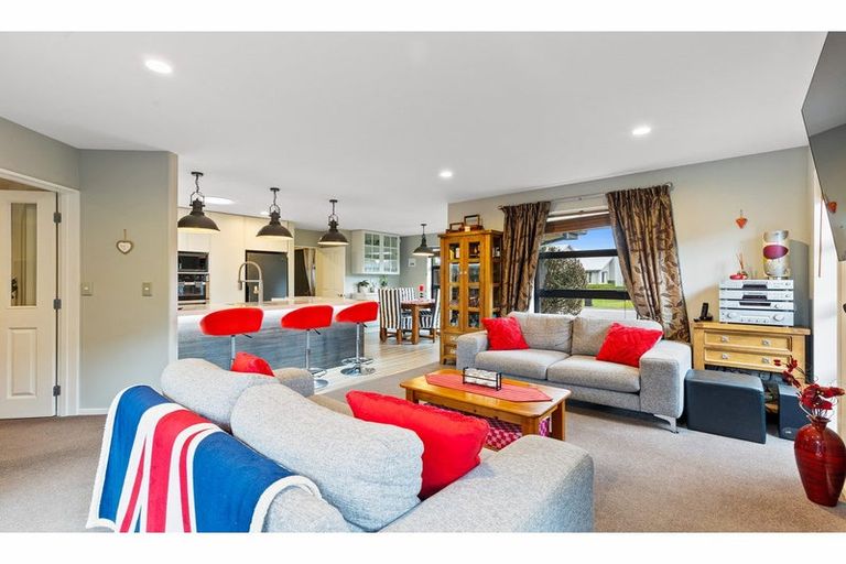 Photo of property in 10 Chesterfield Place, Rangiora, 7400