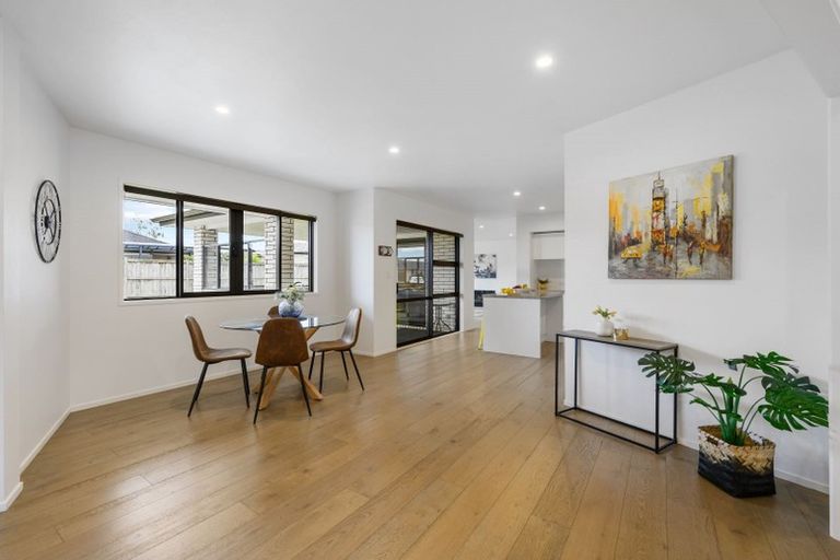 Photo of property in 28 Kilmacrennan Drive, Rosehill, Papakura, 2113