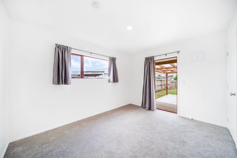 Photo of property in 33 Convair Crescent, Mangere, Auckland, 2022