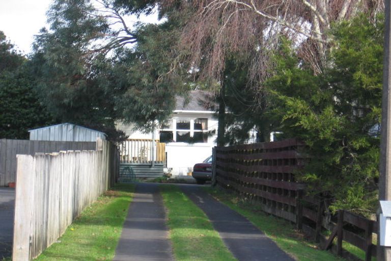 Photo of property in 30 Taipari Road, Te Atatu Peninsula, Auckland, 0610