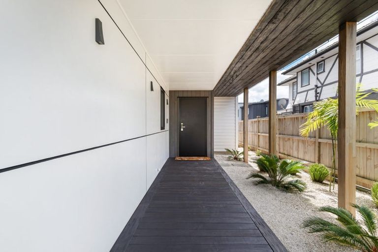 Photo of property in 43 Knights Road, Rothesay Bay, Auckland, 0630