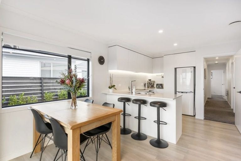 Photo of property in 54 Somes Crescent, Newlands, Wellington, 6037