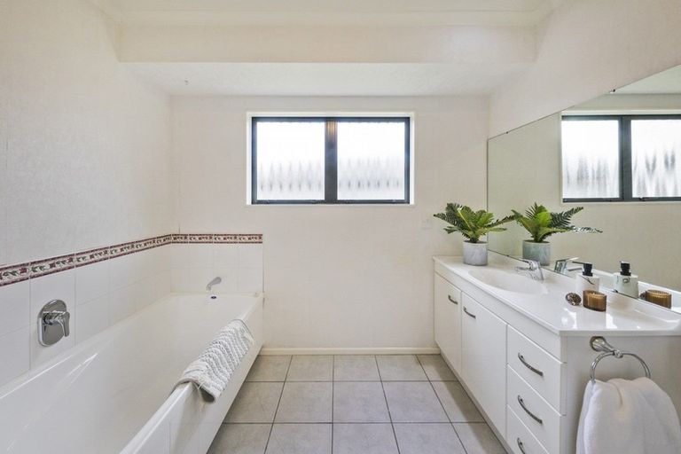 Photo of property in 8 Woodgate Court, Fitzherbert, Palmerston North, 4410