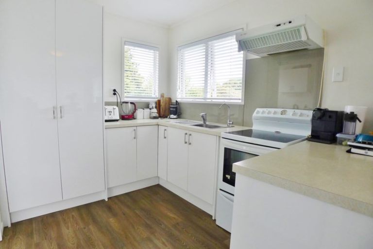 Photo of property in 2/33 Easton Parade, Glenfield, Auckland, 0629