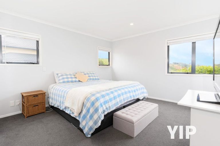 Photo of property in 5 Bennett Grove, Newlands, Wellington, 6037