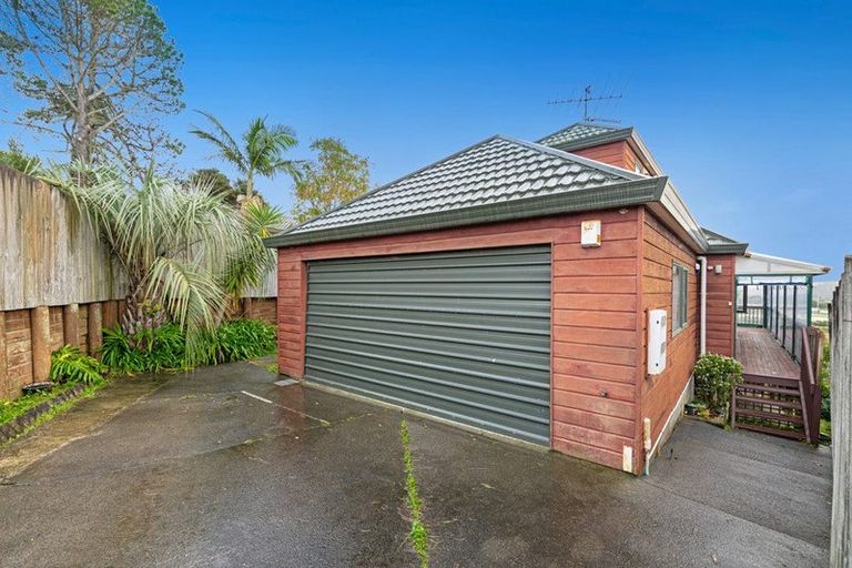 Photo of property in 1/21 Jumento Place, Unsworth Heights, Auckland, 0632