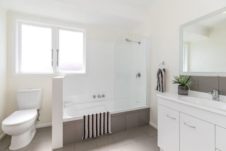 Photo of property in 2 Rhonda Avenue, Deanwell, Hamilton, 3206