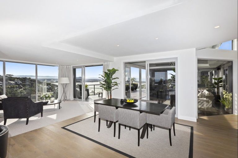 Photo of property in 15 Omeo Crescent, Redcliffs, Christchurch, 8081