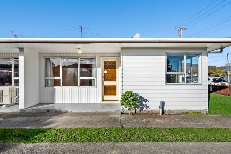 Photo of property in 52d Whites Line West, Woburn, Lower Hutt, 5010