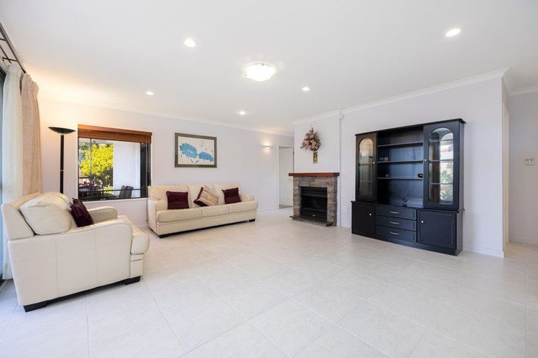 Photo of property in 24 Oakway Drive, Schnapper Rock, Auckland, 0632