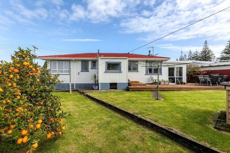 Photo of property in 136 Broadway, Waitara, 4320