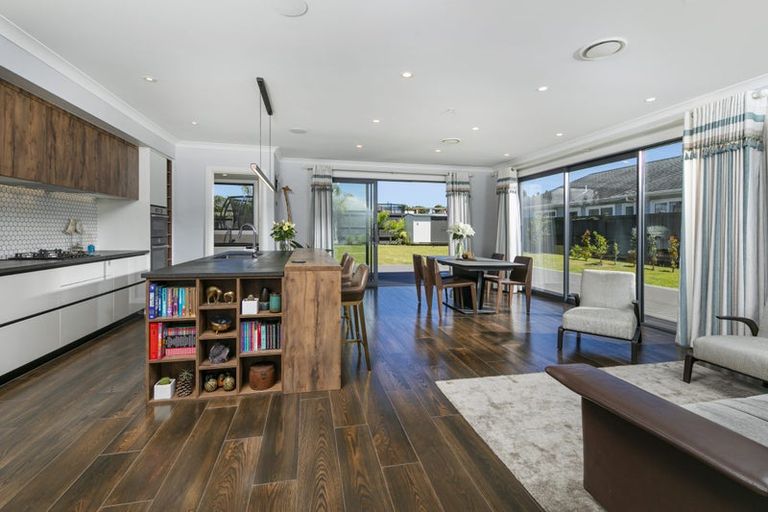 Photo of property in 7 Sir Lincoln Drive, Kumeu, 0810