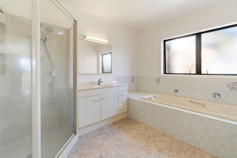 Photo of property in 36 Ewhurst Place, Goodwood Heights, Auckland, 2105