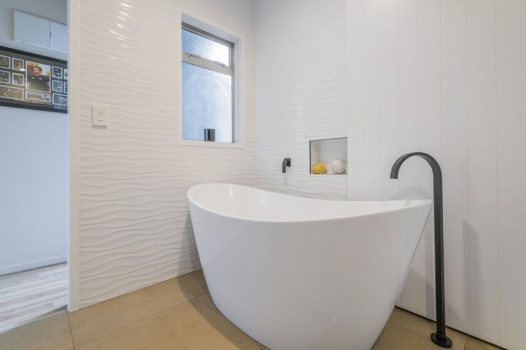 Photo of property in 10 Rena Place, Whitianga, 3510