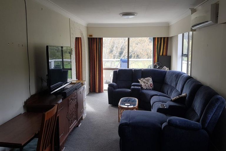 Photo of property in 46 Pinehaven Road, Pinehaven, Upper Hutt, 5019