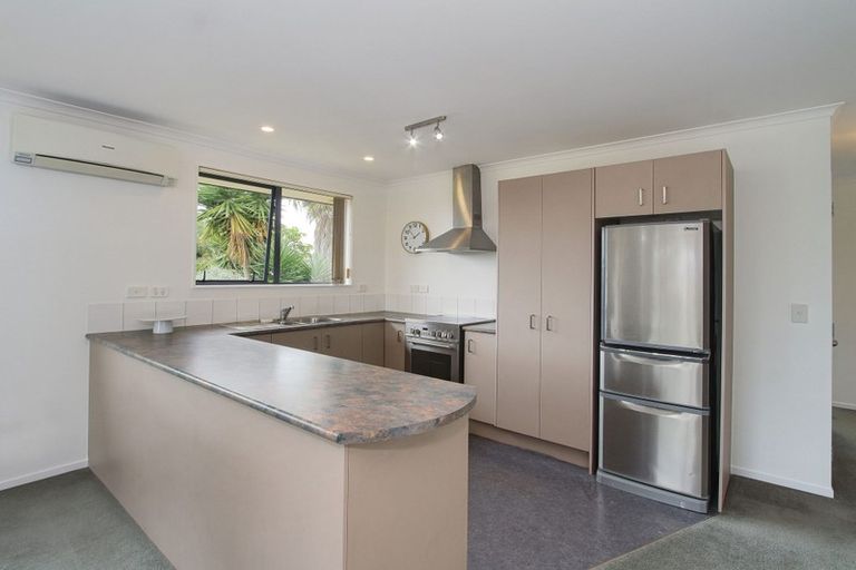 Photo of property in 2 Plumstead Rise, Glen Eden, Auckland, 0602