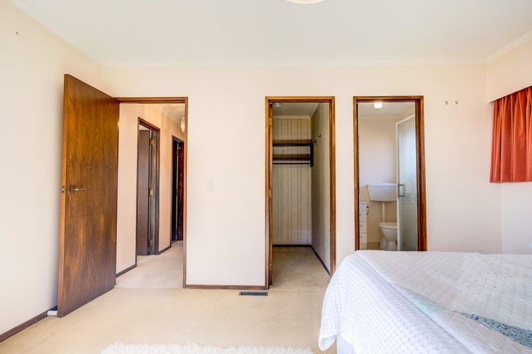 Photo of property in 21 Madill Road, St Andrews, Hamilton, 3200