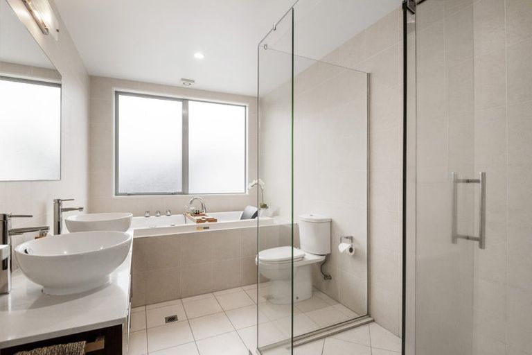 Photo of property in 14 Ilam Lane, Fairview Heights, Auckland, 0632