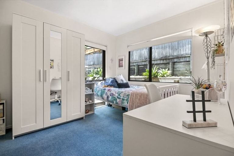 Photo of property in 14 Mandeville Place, Unsworth Heights, Auckland, 0632