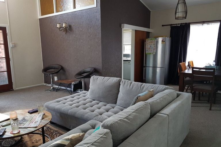 Photo of property in 32 Whites Line West, Woburn, Lower Hutt, 5010