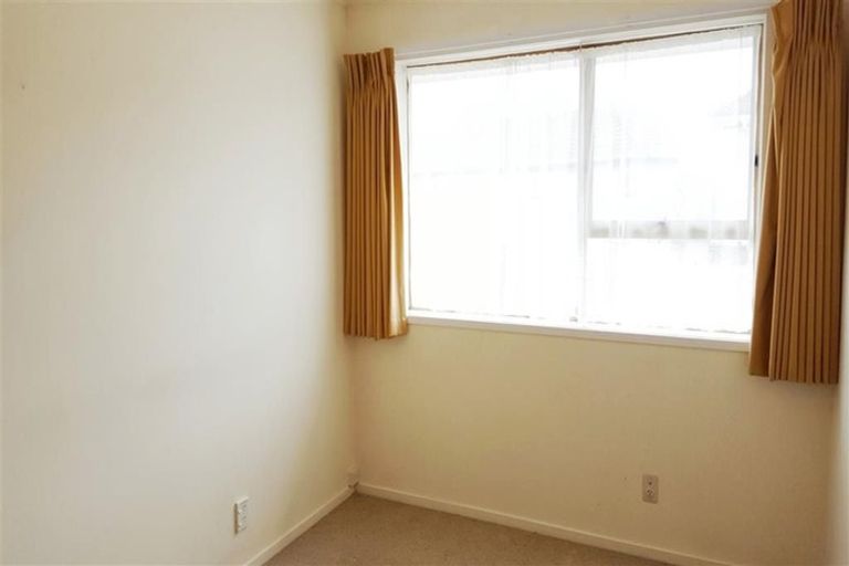 Photo of property in 2/84 Pupuke Road, Hillcrest, Auckland, 0627