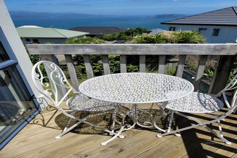 Photo of property in 75a Dress Circle, Newlands, Wellington, 6037