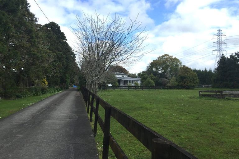 Photo of property in 293 Boord Crescent, Kumeu, 0891