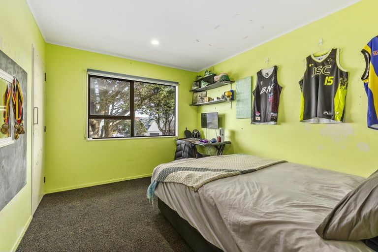 Photo of property in 28 Arahanga Grove, Maupuia, Wellington, 6022