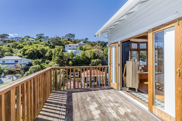 Photo of property in 6 Tiketike Way, Brooklyn, Wellington, 6021