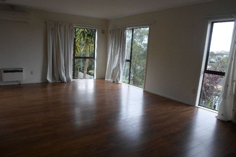 Photo of property in 1/7 Deverell Place, Northcross, Auckland, 0632