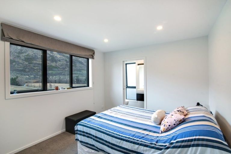 Photo of property in 28 Hayes Creek Road, Lake Hayes Estate, Queenstown, 9304
