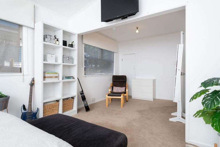 Photo of property in 6 Staincross Street, Green Bay, Auckland, 0604